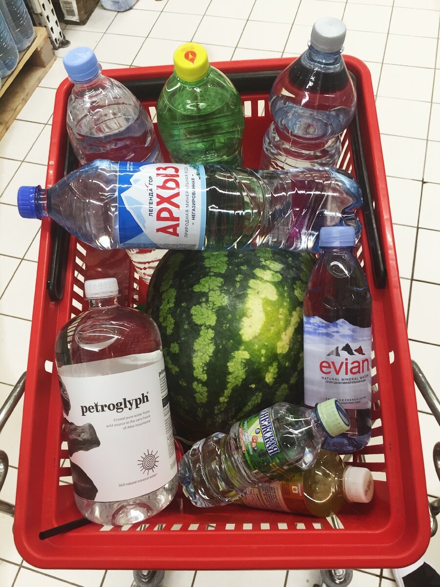 Взяли разную НЕ газированную воду разных ценовых категорий 