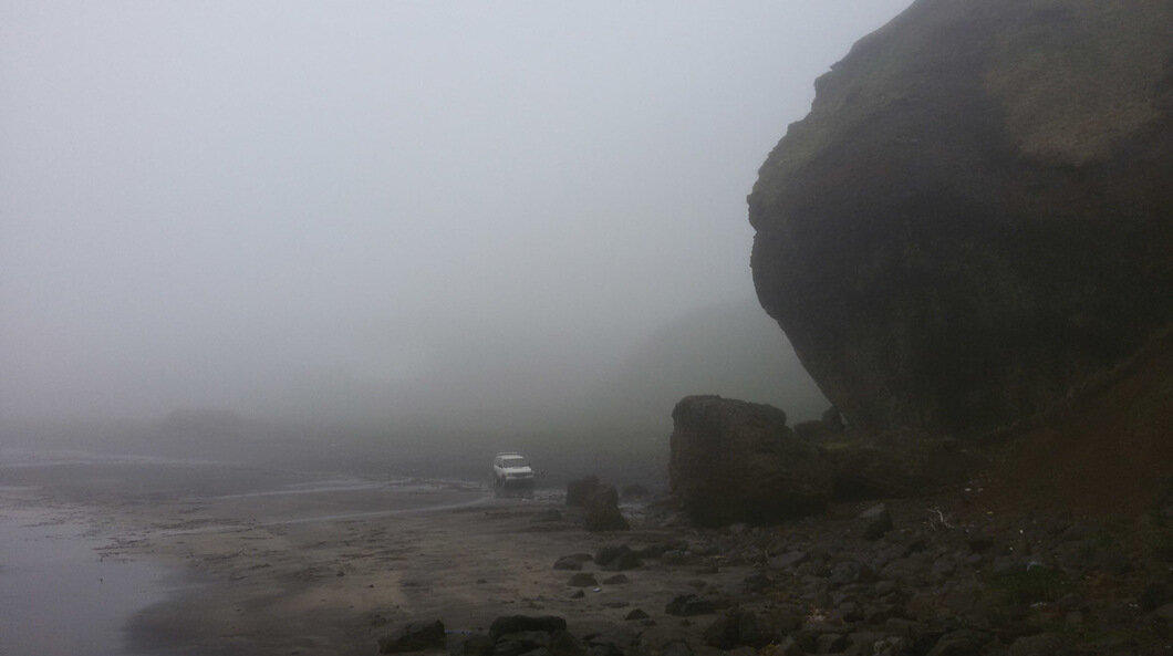 Берег залива Касатка. Самый удобный путь к поселку Горное проходит по дну океана в отлив. Фото: Елена Рачева