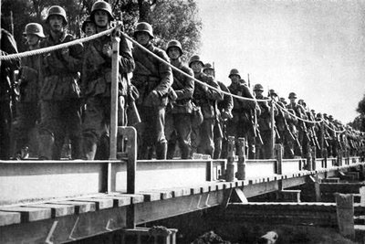 Только не пойте на мосту, шагая в ногу.