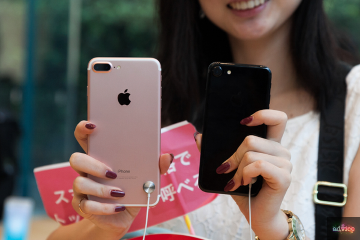 Японский iphone 15. Девушка с айфоном. Айфон в руках девушки. Айфон 7 в руке у девушки. Азиатка с айфоном.