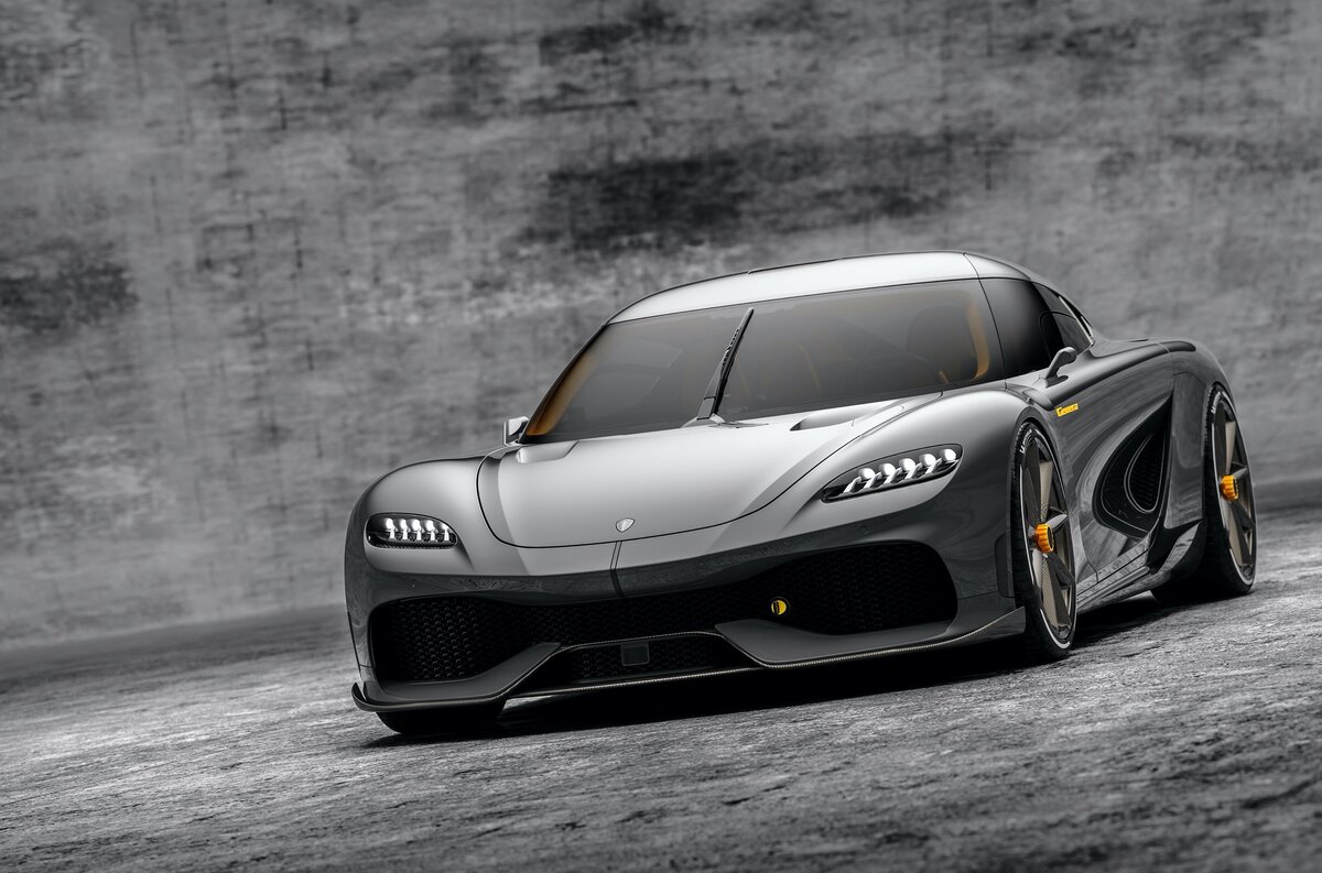 Внешность гиперкара придумал новый шеф-дизайнер Koenigsegg Александр Селипанов, который до перехода к шведам успел поработать в Genesis и Bugatti. Здесь много заимствований из прошлого. Например, стилистика передней части отсылает к самому первому прототипу CC 1996 года, а вентилируемые фонари — к CC8S.