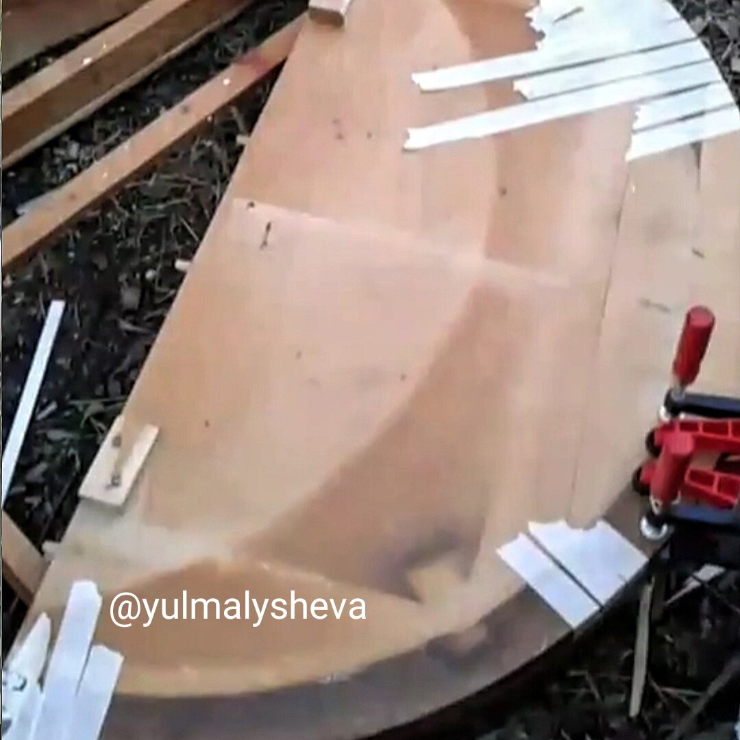 Советский стол 50-х годов пришлось клеить почти весь