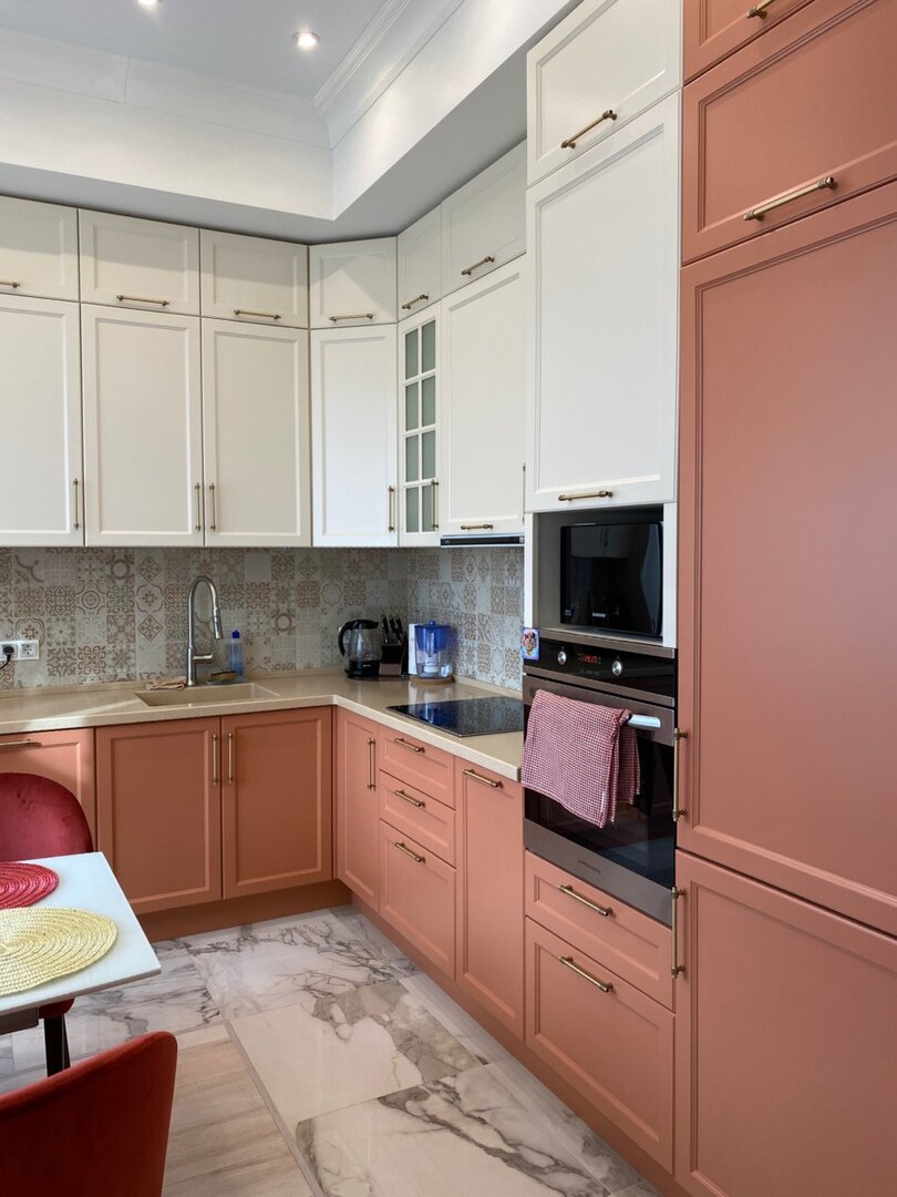 Довольно удобно, в шкафчики под потолком можно спрятать вещи, которые меньше всего вы используете. И цветовое решение очень актуальное в этом году.  