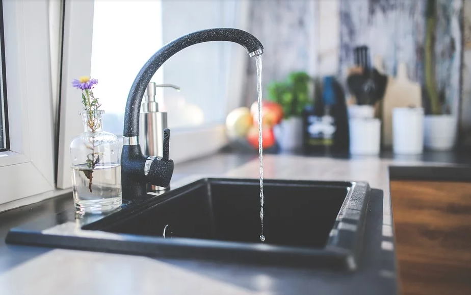 Странные привычки в области экономии – не всегда диагноз. Иногда это признак хронической нищеты, даже если внешне человек выглядит прилично. / Фото: kaboompics / Pixabay