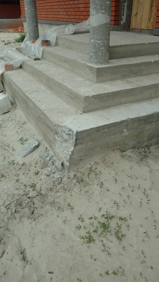 Вот такое крыльцо я увидел на своем участке