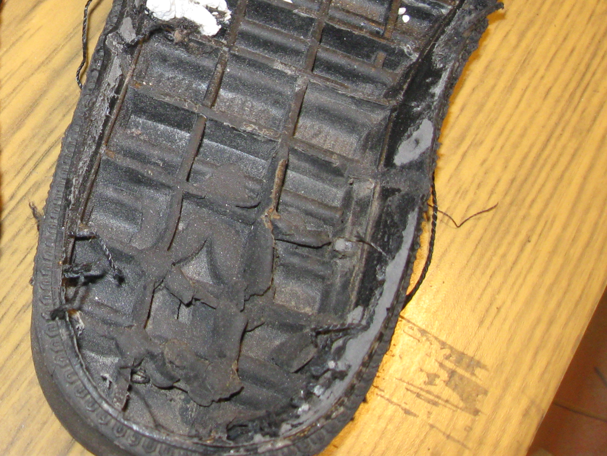 При длительном использовании подошва обуви изнашивается впр. Решетчатая подошва обуви. Решетка в подошве в обуви. Пустоты в подошве обуви герметиком.