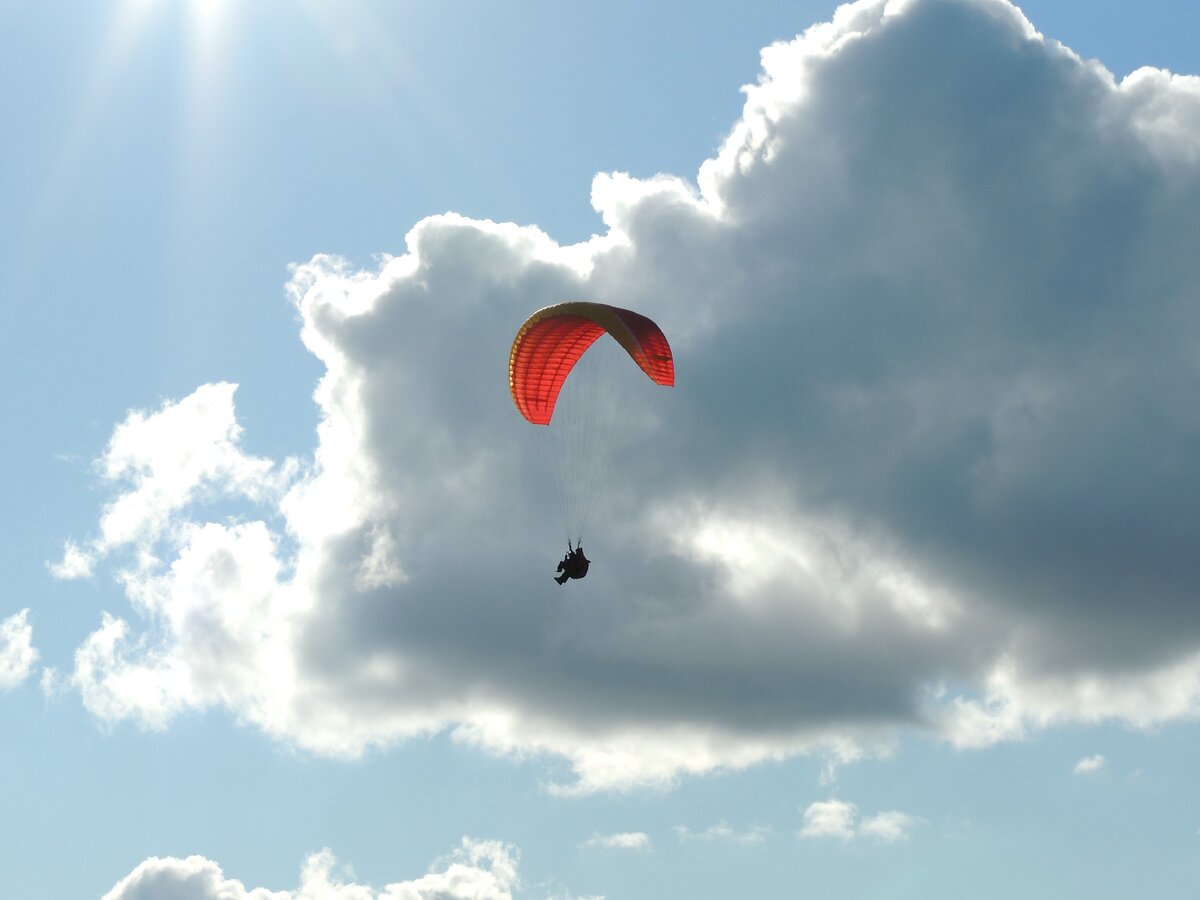 Парашютисты в воздухе. Полете июле. Полет. Самолет над облаками. Самолет в облаках.