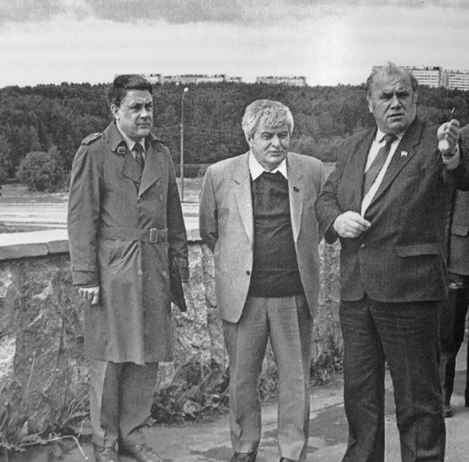 Председатель Зеленоградского Совета Александр Кудря, мэр Москвы Гавриил Попов и префект Зеленограда Алексей Ищук  у префектуры Зеленограда. Фото с сайта: pastvu.com