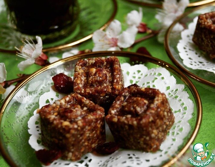 Не откажите себе в удовольствии! Ведь так приятно, солнечным весенним утром выпить чашечку крепкого кофе с кусочком халвы, которая несет в себе не только великолепный вкус, но и массу пользы. Попробуйте обязательно, это не сложно, и так ВКУСНО!