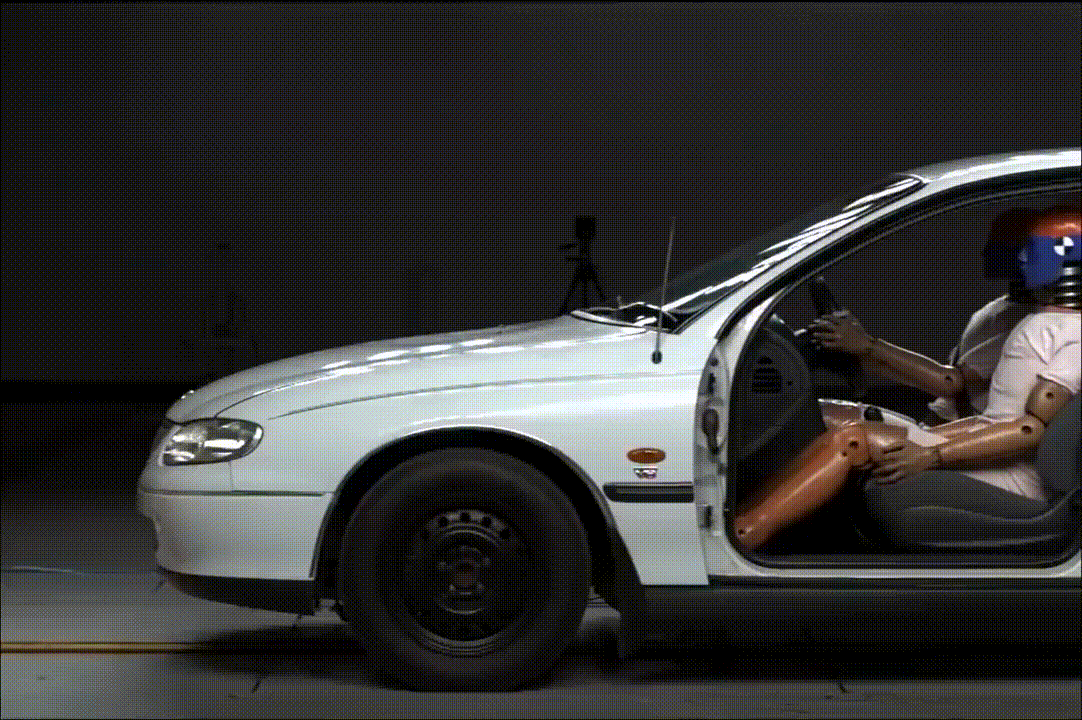 Краш-тест с пристегнутыми и непристегнутыми пассажирами