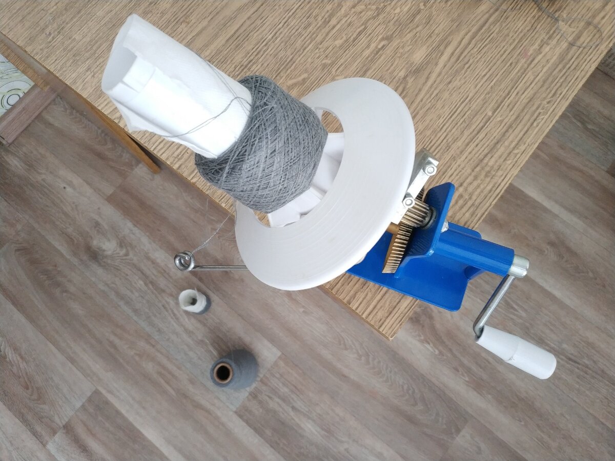 Для начала нужно перемотать пряжу