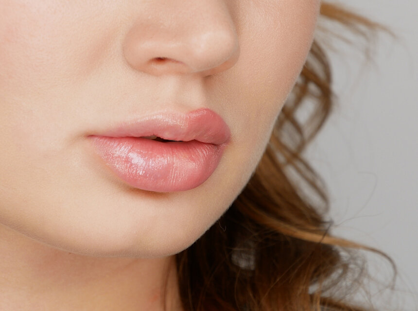 Увеличение объема губ карандашом OK Beauty в оттенке Sandy