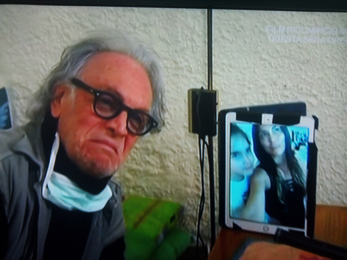 Эфир из самоизоляции музыканта показали в программе "Итальянские истории" на итальянском канале Рай 1. Риккардо на связи с женой и дочкой