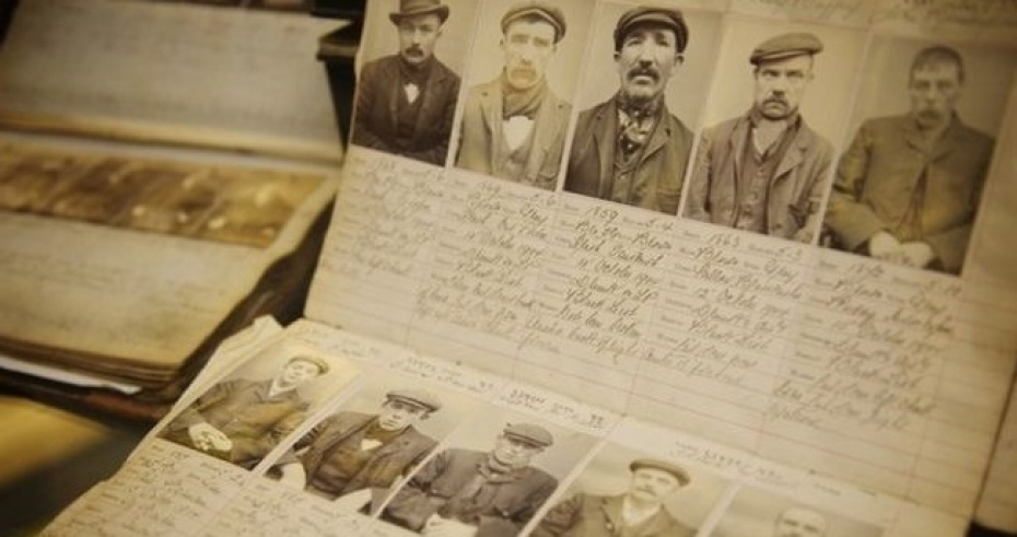 История «Острых козырьков» начинается в начале XIX века в городе Бирмингем, который находится в самом центре Великобритании на границе Англии и Уэльса. В те времена Бирмингем превращался в некое подобие оружейной столицы Англии.