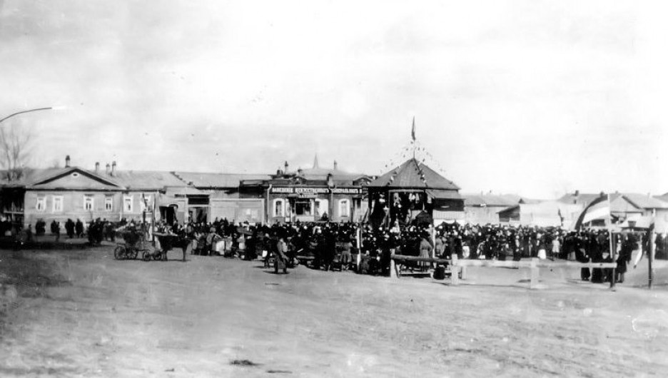 Эта фотография относится к началу 20-го века. Пока не просматриваются очертания современного города.