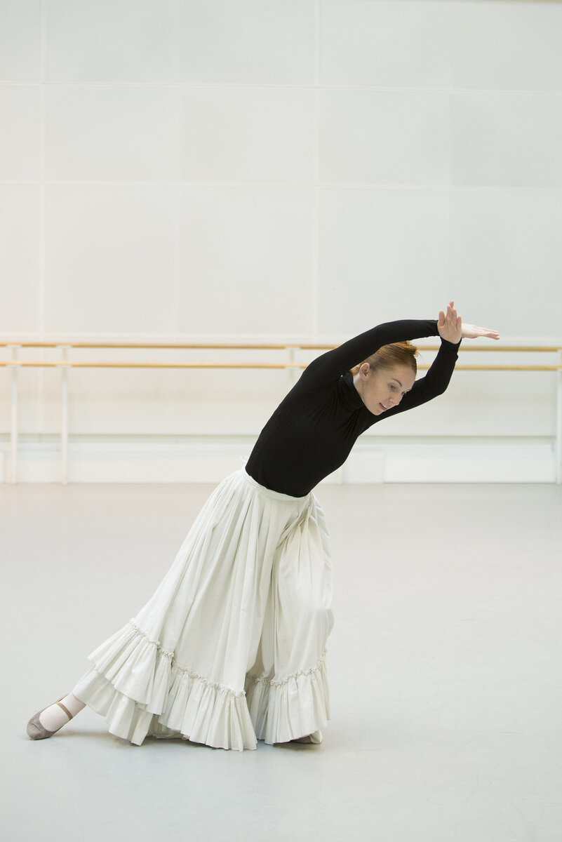 В темном дремучем лесу, под падающими с деревьев листьями ... (она наклоняется вперед, а руки подняты вверх) 