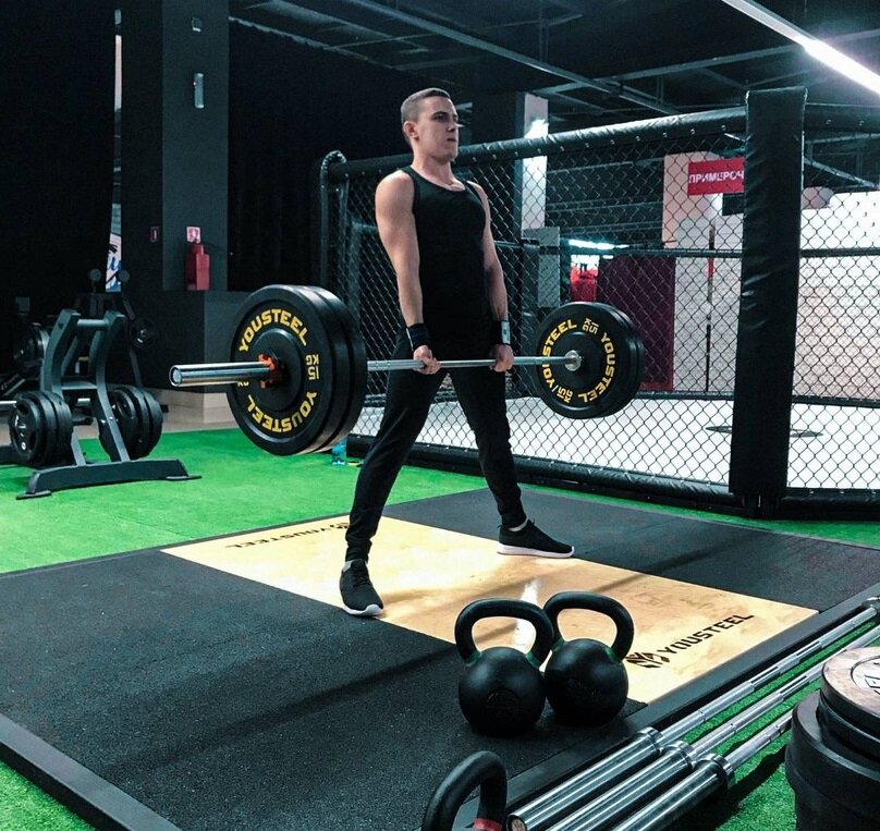 Тренировка в спорт зале.