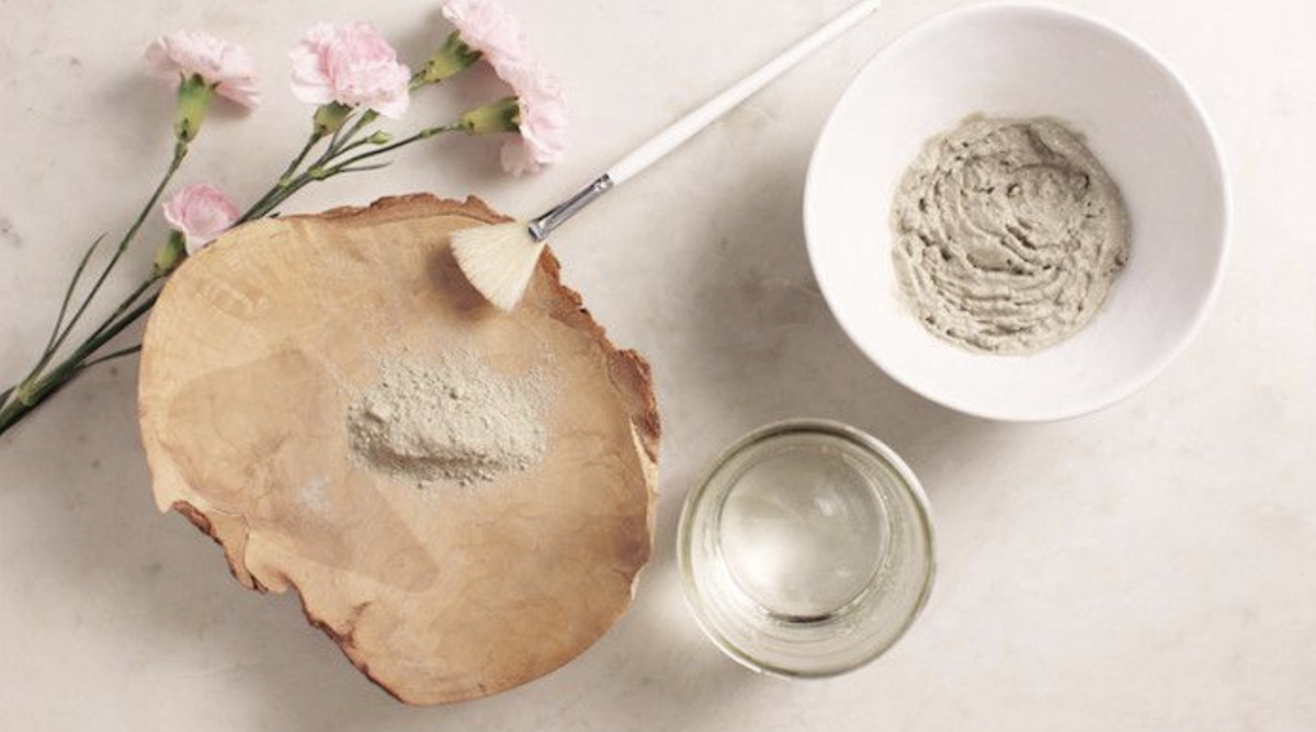 Глина каолин - обладает антисептическими свойствами, эффективно отбеливает и очищает эпидермис. Она заметно сужает поры, устраняет акне, улучшает состояние кожи, выводя из нее токсины, а также придает ей упругость и эластичность. Глина каолин – очень мягкая по своему действию, поэтому особенно подходит для ухода за проблемной кожей, даже при наличии воспалений. 