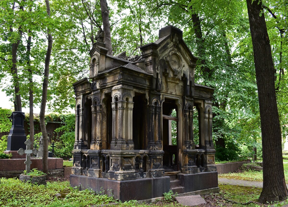 склеп-часовня граве. еврейское кладбище спб склеп. склеп лаврецовых. кладбищенские склепы. кладбище пер-лашез снаружи.