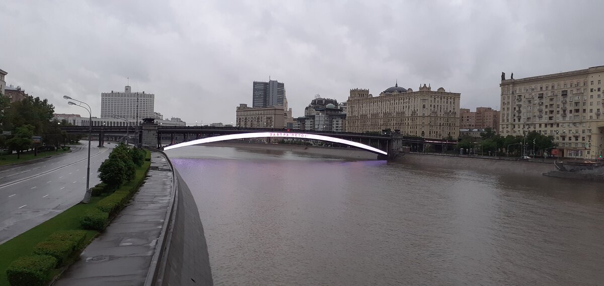 Это другая фотография из центра Москвы. Она не такая красивая, как была вывешена вконтакте - с залитым солнцем зданием и зеленью. Просто реальное утро, которое я запечатлела на днях.