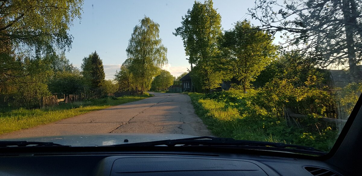 Дорога в деревню и грязное стекло в машине 