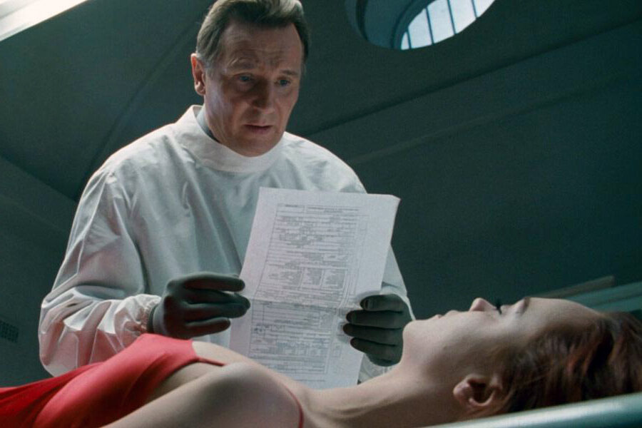 Лиаму Нисону идут подобные роли — мрачный работник похоронного бюро со своими причудами.