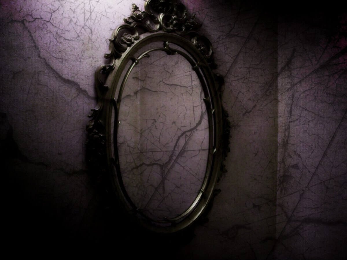 Старинное зеркало.