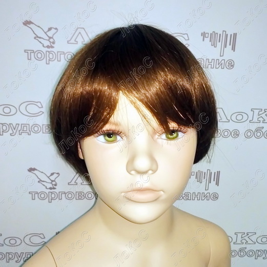 Манекен детский полноростовой, девочка, 1901/9013 (BM747).Рост - 110, объемы - 56,5-51-63см.Волосы - парик, короткие, цвет - темно-русый. Глаза - зелёные.Подставка - металлическая, крепление - пятка/голень.