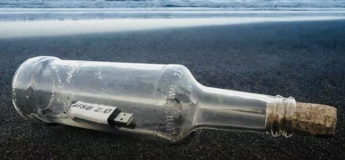 Message in a bottle

Мне удалось собрать редкую коллекцию. Это обнаруженные забавные послания в бутылках , которые люди разных национальностей отправили за последние 40 лет.Короткие письма , записки , послания в будущее , запечатанные с юмором в бутылки и отправленные морской почтой в будущее .

Франция . 1997 год .
« Сегодня я бросил жену . Она мне три года говорила , что я у неё первый. Как Гагарин в космосе . Что до меня у неё , как в космосе , были только собаки. Однако, на днях выяснилось , что человек 40 инопланетян , она , видимо , не посчитала..»

Калифорния . 2015 год. 
« Я хочу обратно в двадцатый век . Секс , наркотики , рок-н-ролл .
Я не хочу жить в двадцать первом веке . Кроватка , холодильник , интернет.»

Мальдивы . Подводный риф . 2002 год .
« Я ныряю с аквалангом уже 10 лет . И мне всегда задают один и тот же вопрос . Почему аквалангисты падают назад спиной в воду ? Потому что , если падать вперёд , то упадёшь в лодку.»

Россия . Чёрное море . 1989 год . 
« Я женился на толстухе . Как мне быть теперь - не знаю . 
Она пошла к врачу и спросила , какой должен быть рост при таком весе . Врач сказал - четыре метра . Она что , теперь ещё и вырастет ?»

Германия . Киль. 2018 год.
« Я ненавижу свою работу . Я ненавижу своего начальника и коллектив . И в семье тоже неладно . Если дома нету ласки , нету секса и любви , собирайтесь на работу , там хоть трахнут вам мозги.»

Греция . Санторини . 2010 год.
« Моя жизнь может понравится только мухам . Хотя этот день прошёл неплохо, я решил выпить эту бутылку на всякий случай .Если меня спрашивают , выпиваю ли я ,говорю - нет . А если предлагают выпить - то соглашаюсь ..»

Израиль. Мертвое море .1981 год.
« Сегодня я кремировала четвёртого мужа с которым прожила 12 лет. За что же мне такое ? Никто не понимает мою боль . Рассказала об это подруге . Она одинока. И она тоже считает , что жизнь несправедлива. У кого - то никого , а кто - то мужьями печку топит . .
Посетовала она ..»