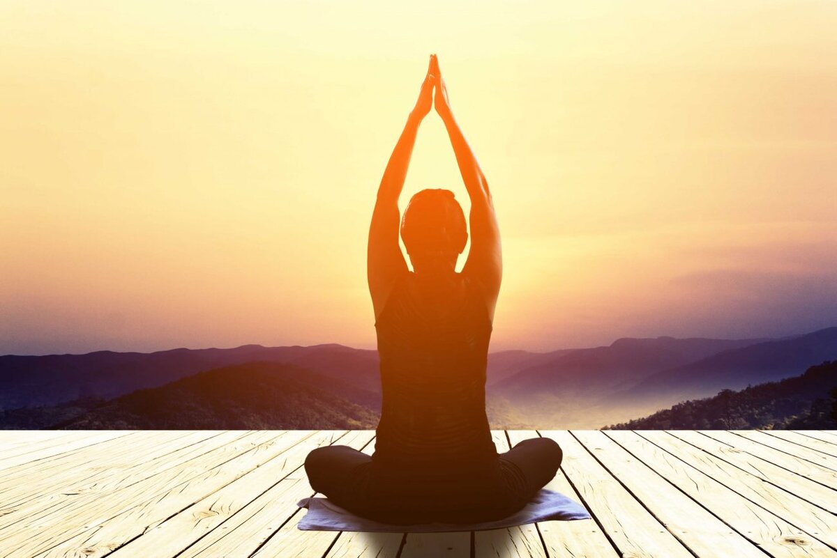 Необязательно медитировать в позе лотоса в горах, можно делать практику прямо в кровати :) 