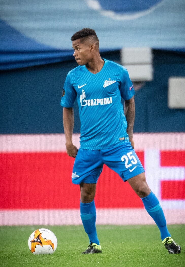 Вильмар два раза был чемпионом Аргентины и 2 раза был чемпионом России,уже такие престижные награды делают его довольно дорогим и известным игроком. Также он был в топ 3 футболистов России(РПЛ) в 2018г. До перехода в Зенит, трансферная цена Вильмара была 14,7 млн. €, а в 2020 г. 16,2 млн. €. И  с каждым годом его цена будет увеличиваться, так как он хорошо прогрессирует. 