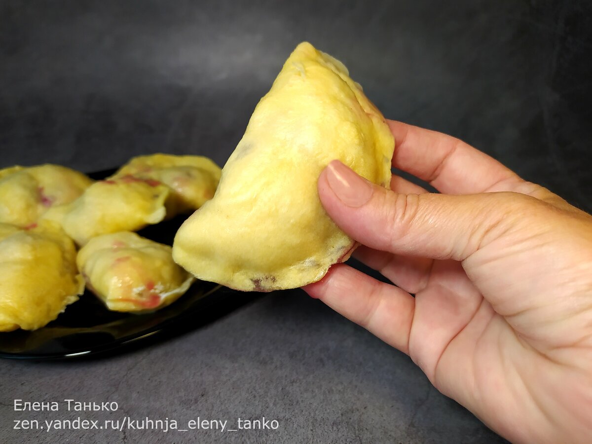 Да уж☺, — это не равиоли, изящные и миниатюрные!  Настоящие вареники с ягодами в деревне моей бабули готовили большими и пышными. Тесто ягодных вареников у бабушки всегда получалось мягким, пушистым, воздушным. 