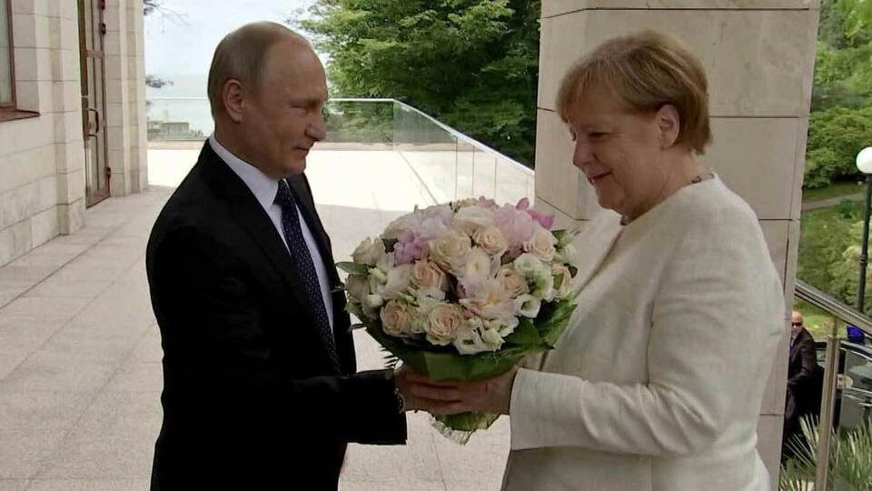 Подаренные цветы, Меркель посчитала унизительным жестом, как напоминание, что она женщина, а не политик. 