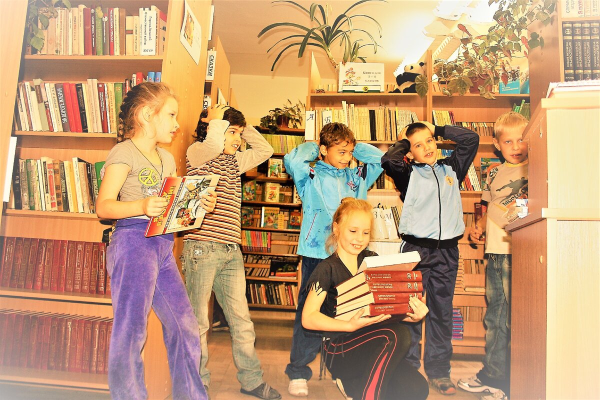 Как приятно, когда дети читают книги, п не смотрят в монитор