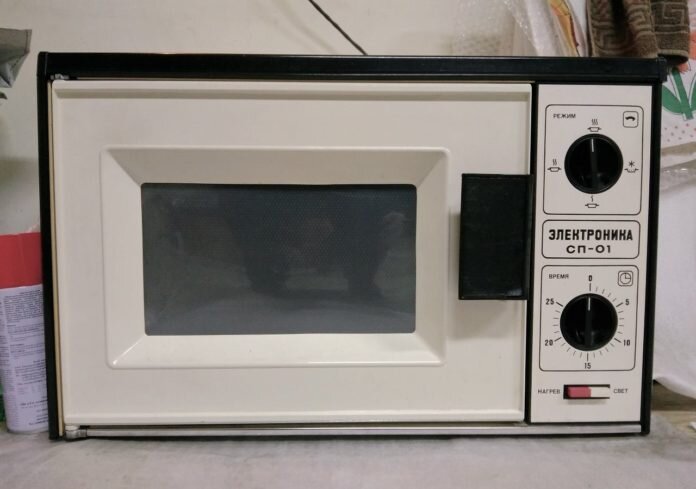 Микроволновая печь "Электроника", выпущена в 1981-ом году. 