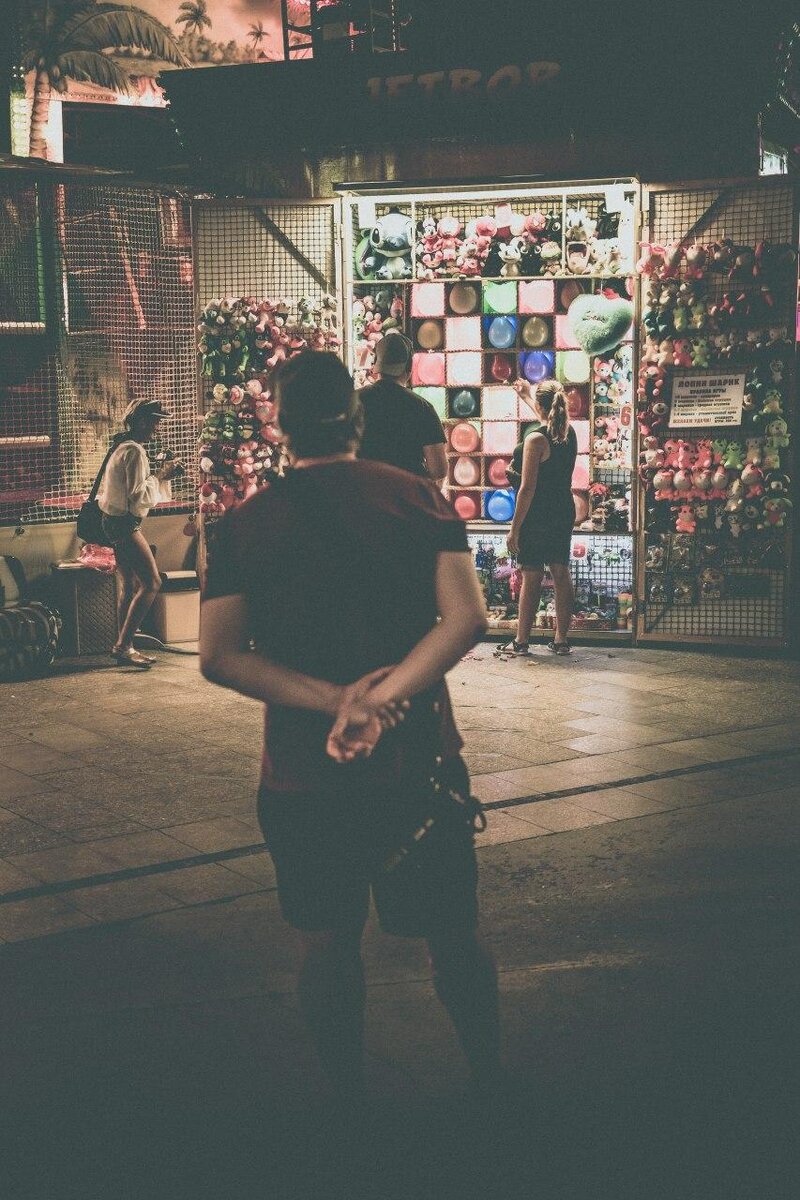 Это Влад подстерег меня со спины. Кстати я потом покидал дротики в эти надувные шарики. Задача за 10 дротиков лопнуть 10 шариков и выиграть приз. Со стороны кажется это очень просто и вызывает непонимание, как это взрослые люди не могут выбить 10 балов, а по факту я сам смог попасть только 4 раза. 