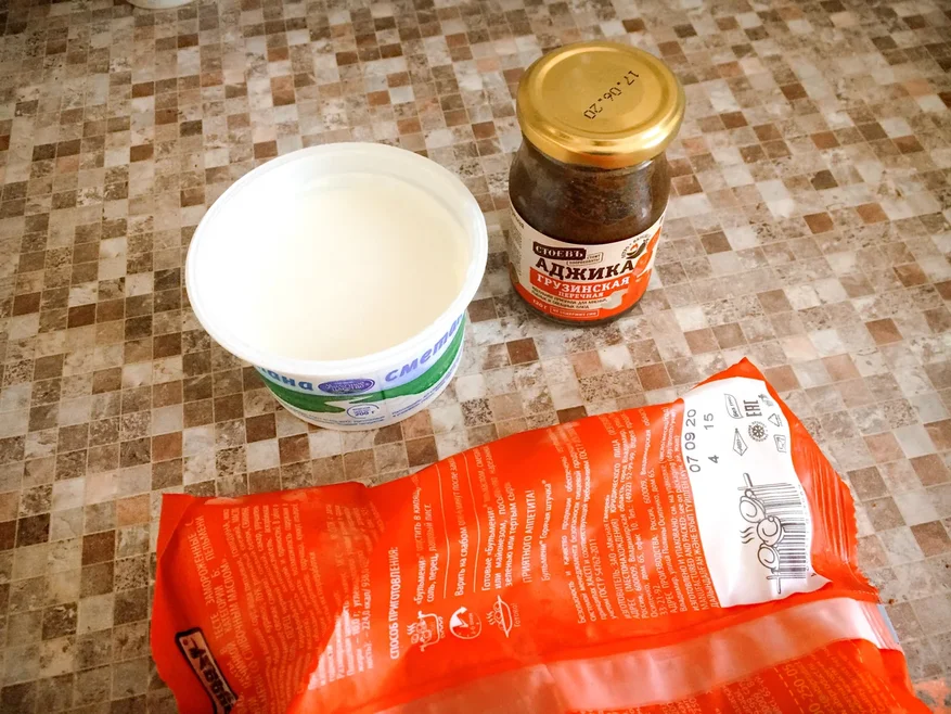 Аджика нужна именно перечная, не томатный соус.