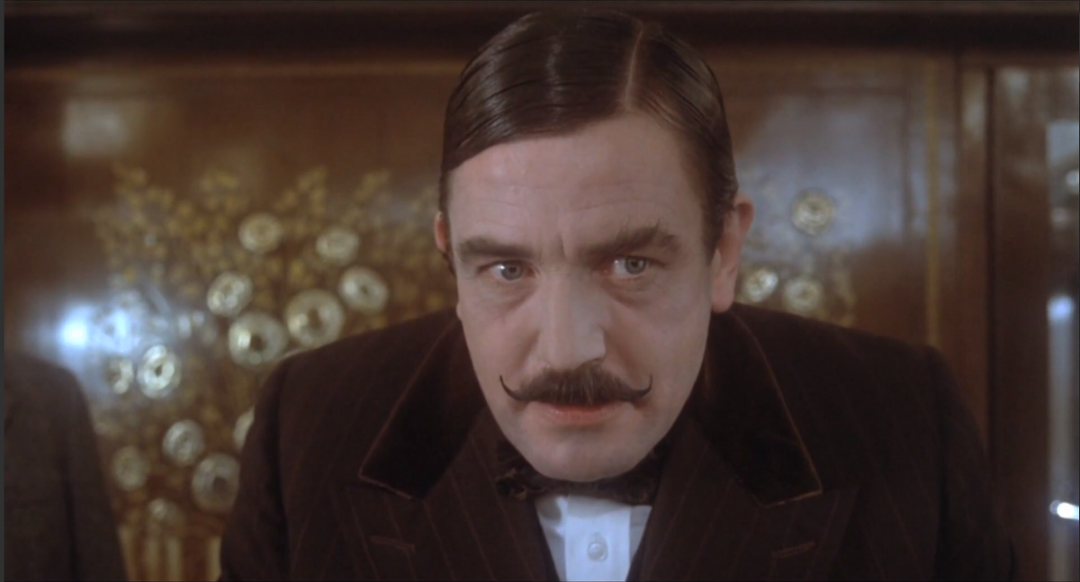 Альберт Финни в роли Эркюля Пуаро,кадр из фильма «Убийство в «Восточном экспрессе» (реж.Сидни Люмет, 1974)