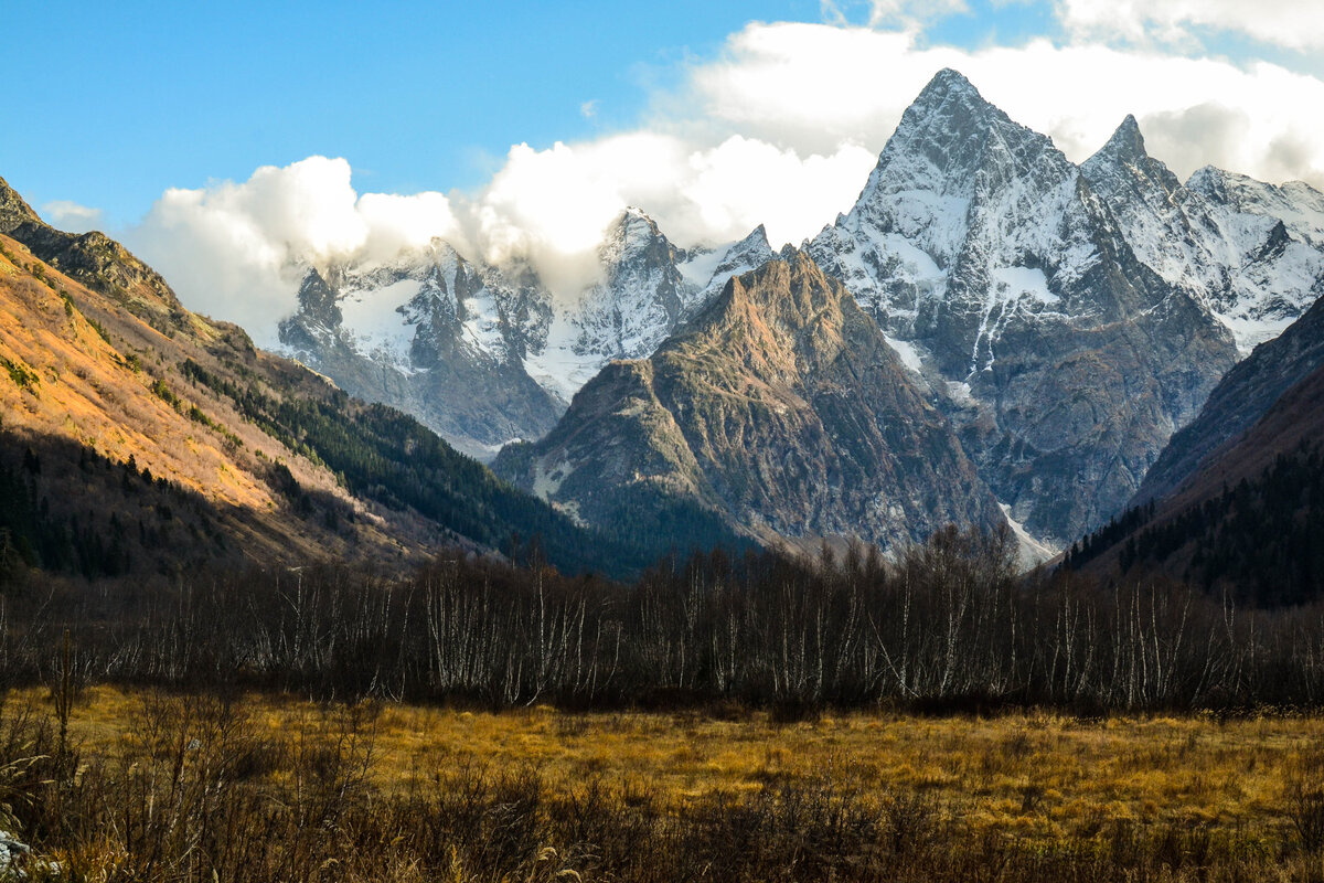 Mountain 18. Домбай Ульген Абхазия. Домбай скалы. Черные горы Домбай. Домбай Ульген шапочки.