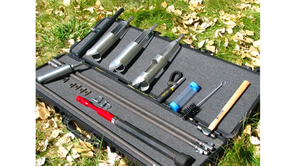 Фото: ams-samplers.com
Комплект для отбора проб компании AMS, который включает почвенные шнеки, пробоотборники керна почвы, удлинители, поперечные ручки, молотки и футляр для переноски
