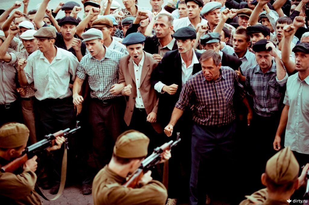 В 1962 году в Новочеркасске рабочие, недовольные повышением цен и понижением зарплат, объявили забастовку и устроили массовые беспорядки.