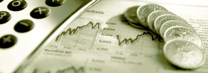 Монеты на газете. Котировки акций 