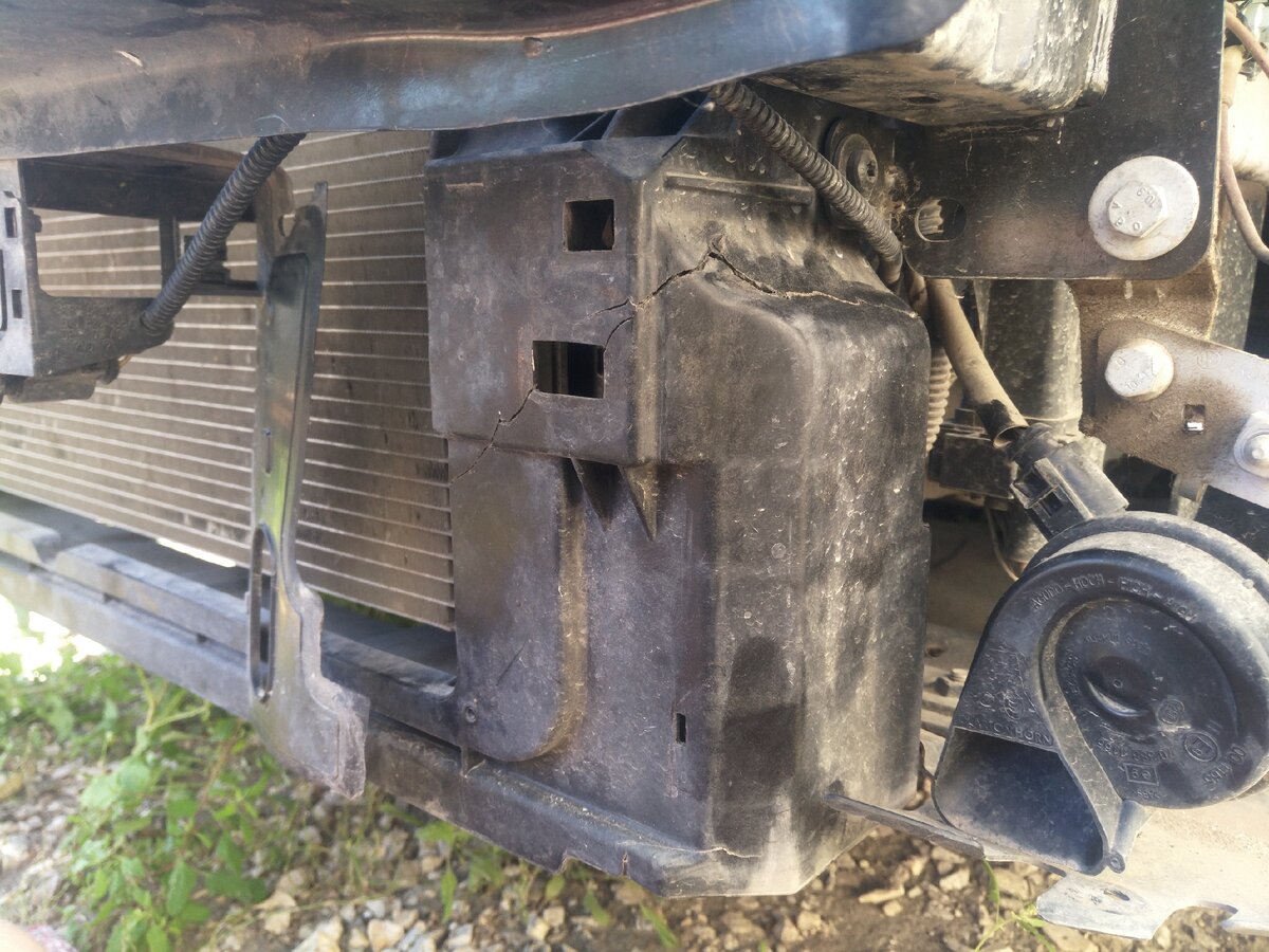 Треснутая рамка радиатора