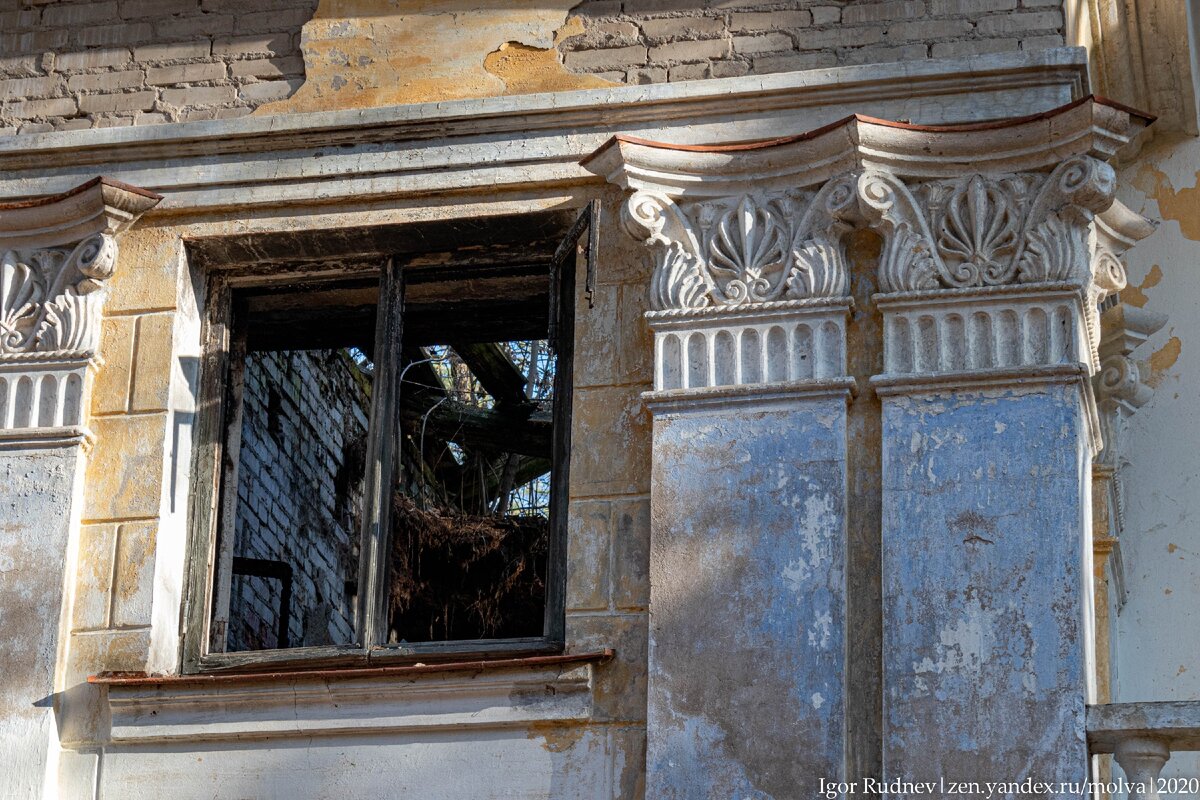 Поразительный контраст: выбитое окно и барельефы на фальш колоннах