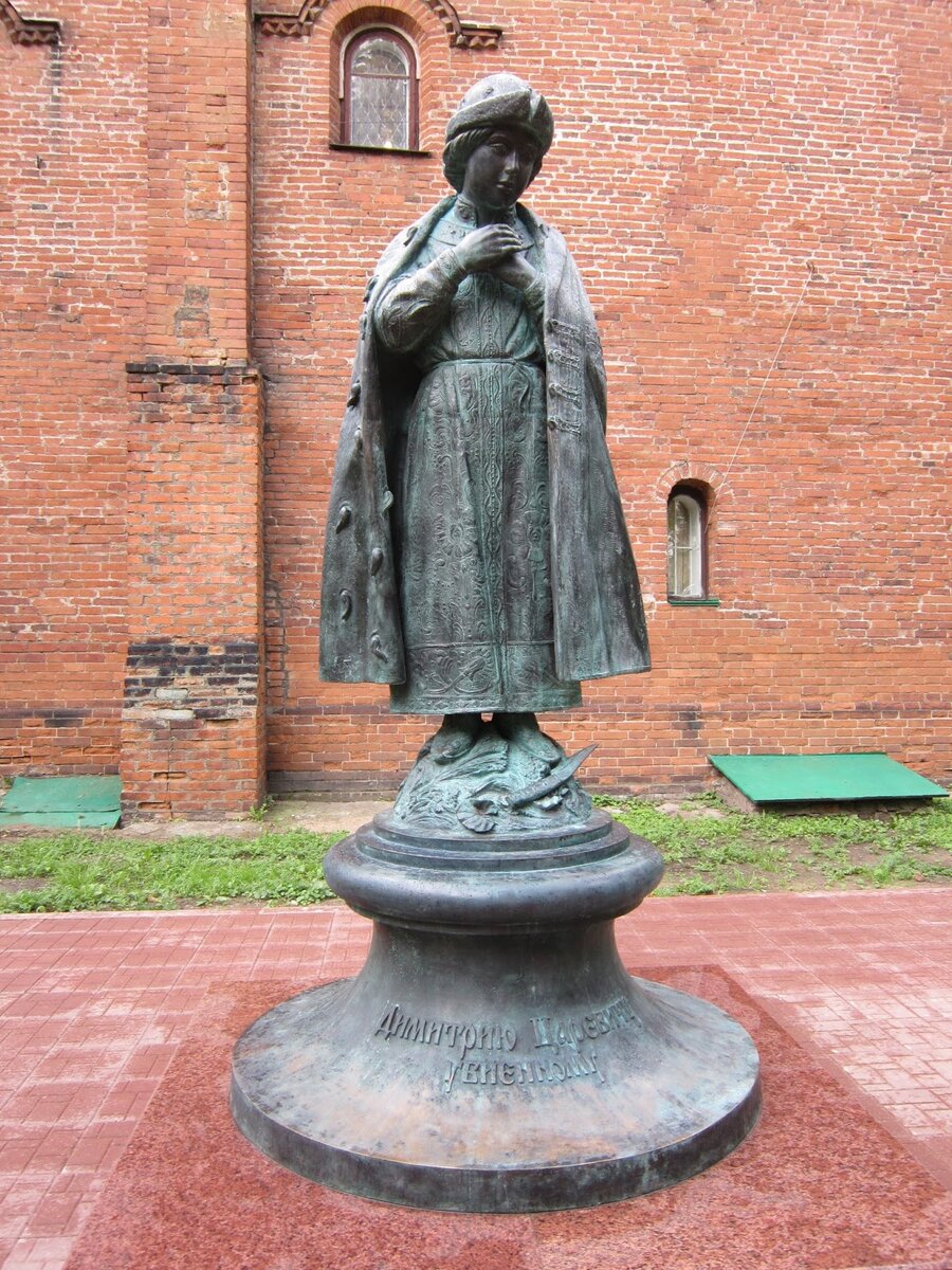 Памятник царевичу Дмитрию в Угличе.