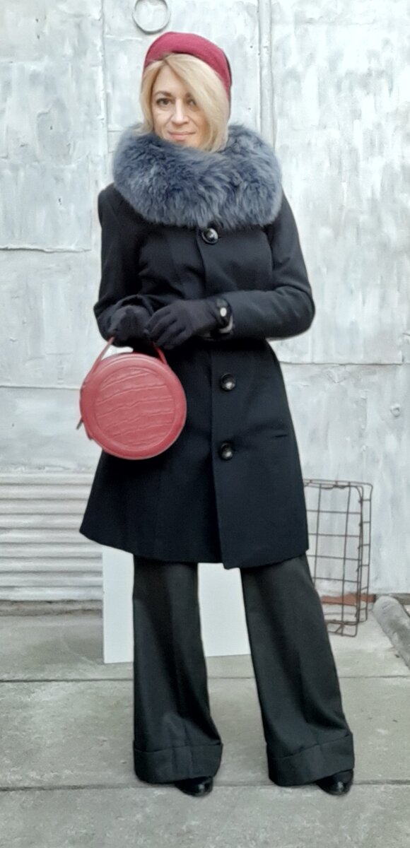 Пальто с брюками.