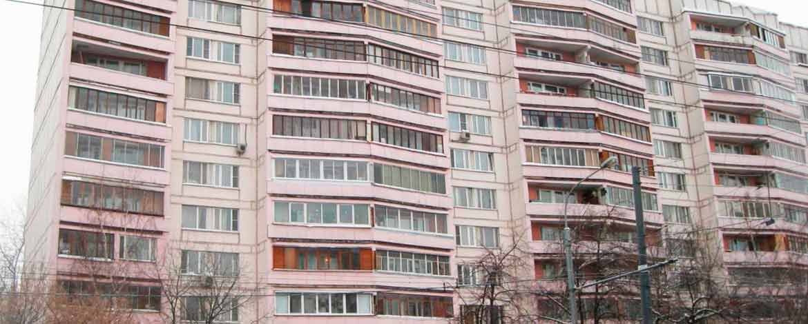 II-68-02/12к легко узнаваема по скошенным балконам, 