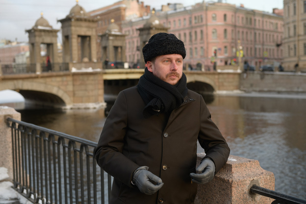 Деловой город санкт петербург. Филипп Грибанов. Евгений Грибанов СПБ. Грибанов Смольный. Фотосессия мужчина у Казанского собора.