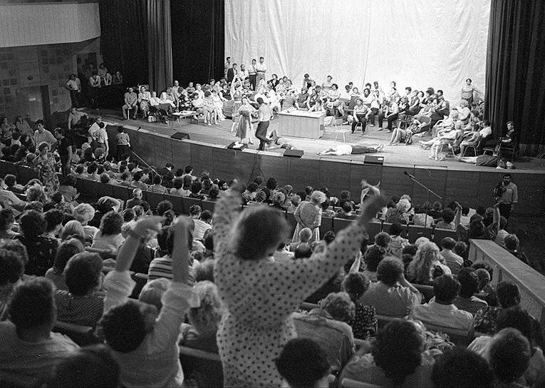 На дискотеках здоровья Анатолия Кашпировского скучающих не было: кто-то падал на пол, кто-то размахивал руками, кто-то танцевал... (Первое публичное выступление состоялось в Останкино 27 июля 1989 года). 