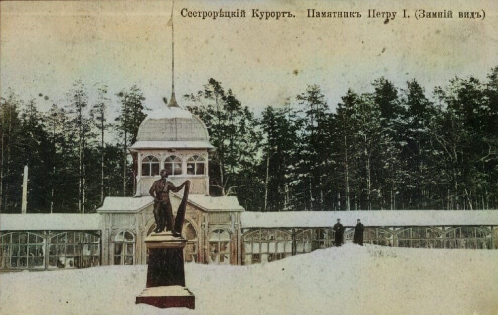 Сестрорецкий Курорт. Начало 20-го века. Сейчас на месте этой крытой прогулочной галереи - автомобильная дорога, по которой гоняют автомобили владельцев апартаментов, хотя этим нарушается Закон Санкт-Петербурга №820-7. Фото: группа вк "Сестрорецкий оружейный завод".